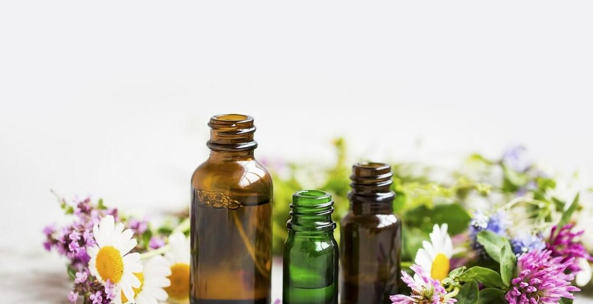 Jakie są korzyści stosowania naturalnych składników w trwałych perfumach damskich?