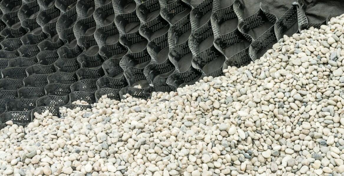 Geowłóknina pod kostkę brukową a stabilność gruntów – co musisz wiedzieć?