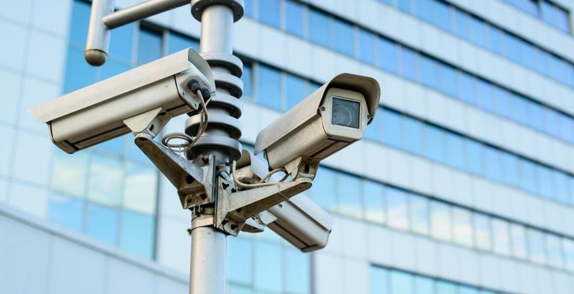 Jak mobilne wieże monitorujące mogą poprawić bezpieczeństwo na terenach przemysłowych?