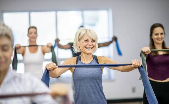 Jak ośrodki dla osób starszych z demencją organizują czas wolny dla swoich mieszkańców?