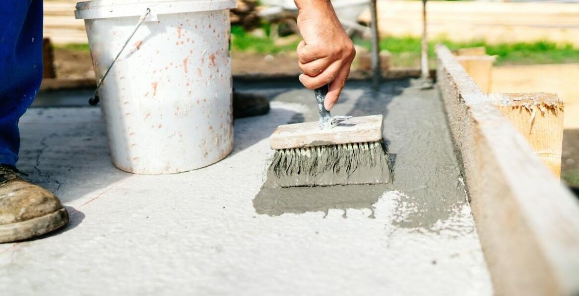 Ręczne zacieranie betonu – kluczowe aspekty dla trwałości konstrukcji