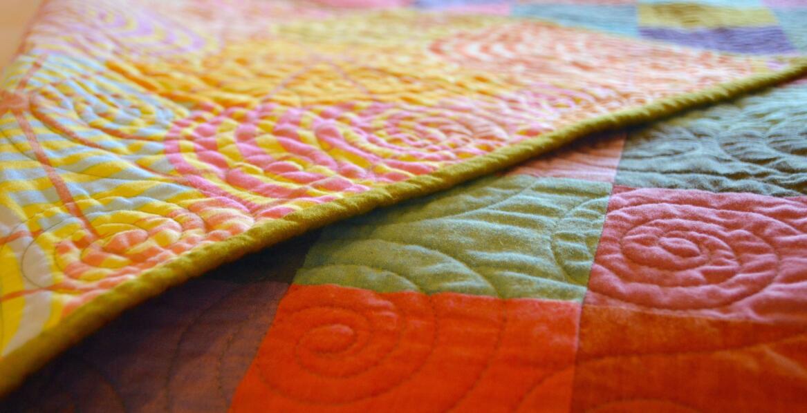 Kołdra letnia 200x220 – jak wpływa na komfort termiczny w nocy?