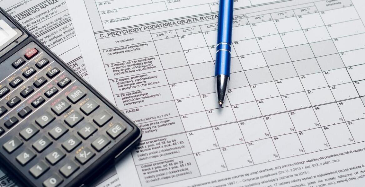 Jakie są koszty związane z uzyskaniem długoterminowego zezwolenia na pobyt w Polsce?