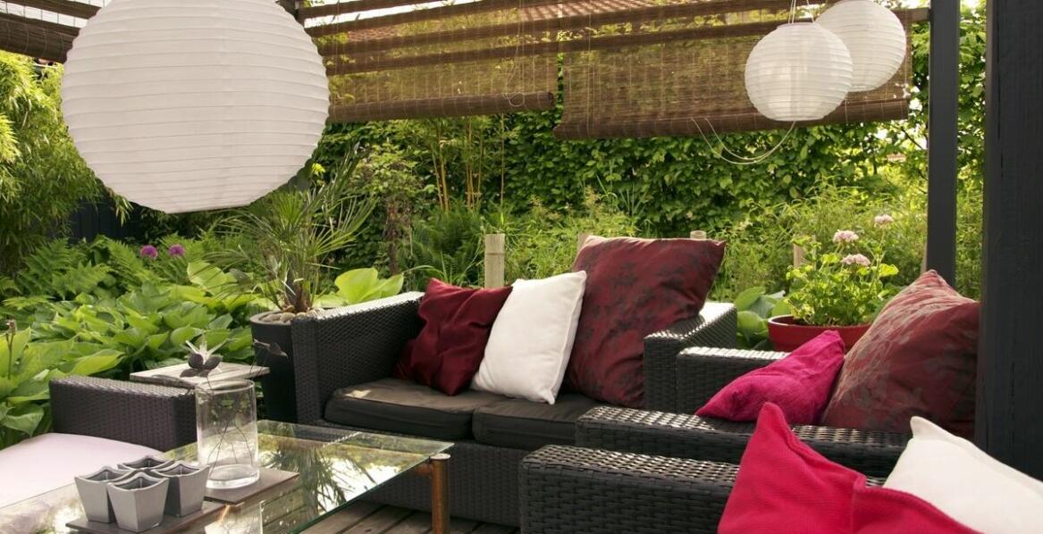 Inspiracje na oświetlenie ogrodowe z wykorzystaniem lamp solarnych – przykłady aranżacji