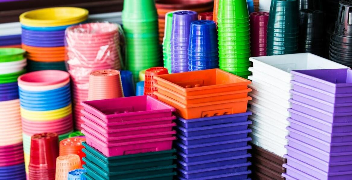 Właściwości mechaniczne tworzyw sztucznych – co powinieneś wiedzieć przed zakupem?