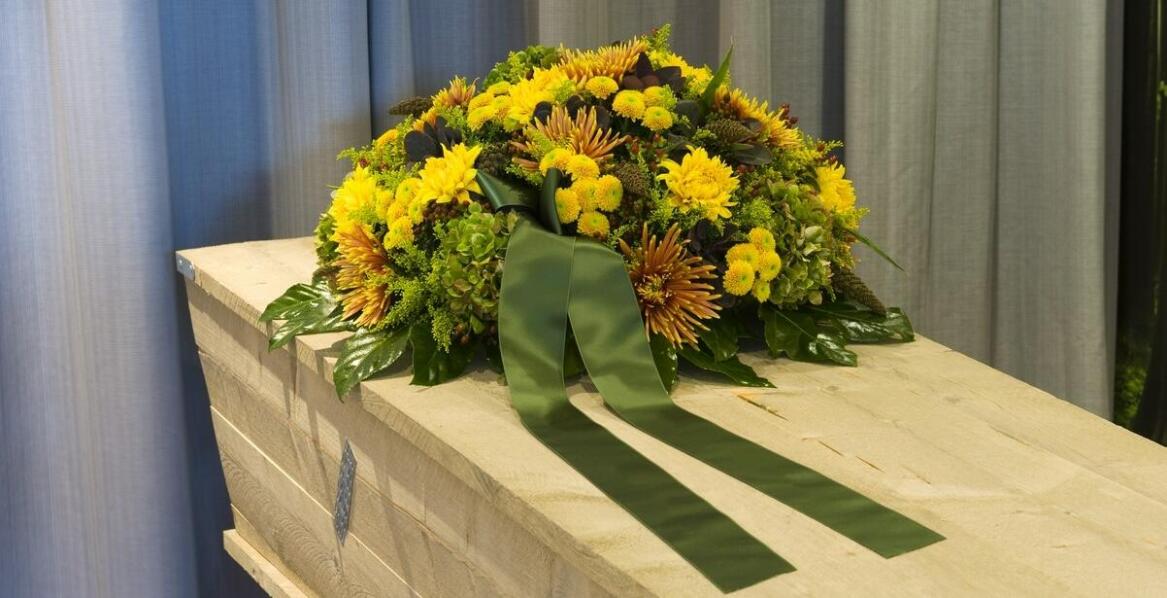 Wydruk nekrologów i zamówienie wieńców: jak ułatwiamy organizację pogrzebu?