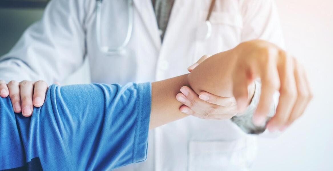 Jakie są najczęstsze wady dłoni i jak je leczyć?