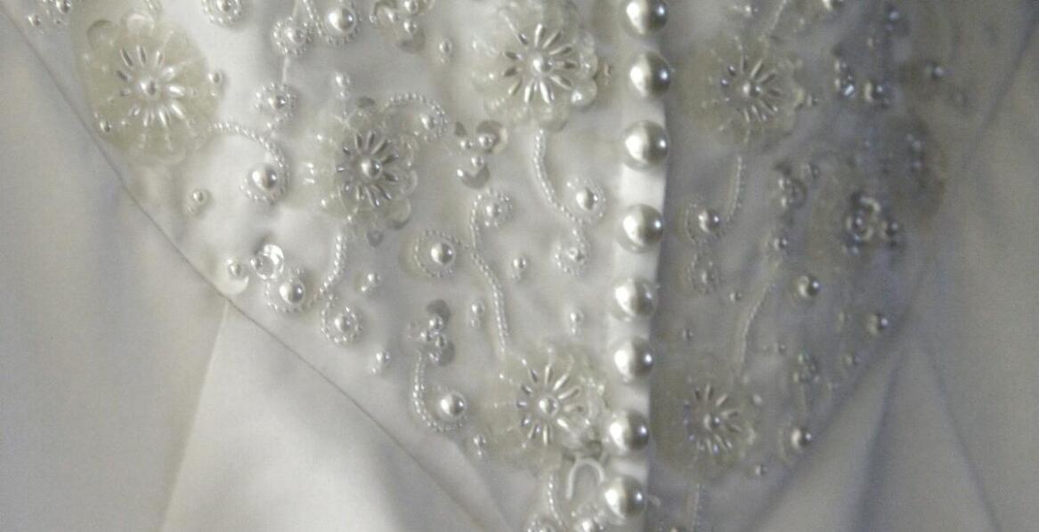 Suknie ślubne proste gładkie a różne style wesel – jak dopasować wybór?