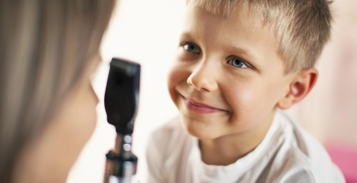 Jak często powinno się badać wzrok u dzieci w różnych grupach wiekowych?