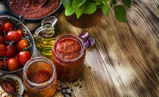 Jakie są zalety stosowania lokalnych składników w produkcji kiszonych pomidorów?