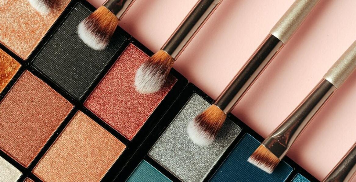 Jakie akcesoria warto mieć w walizce kosmetycznej z szufladami?