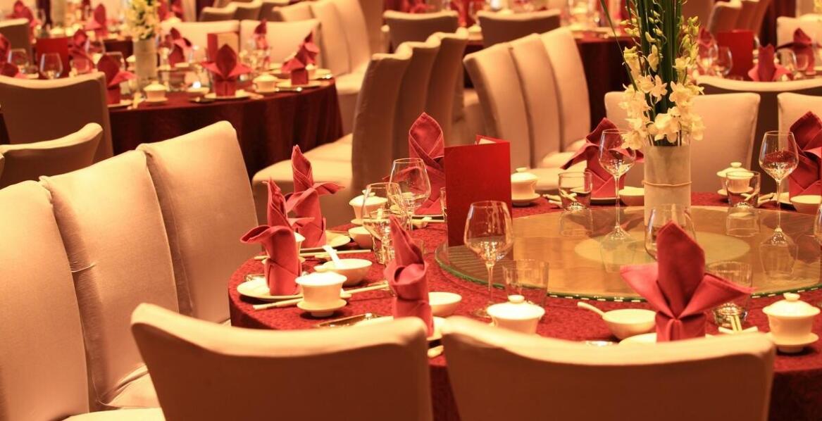 Jak zorganizować uroczystość wręczenia dyplomów dla młodych artystów?