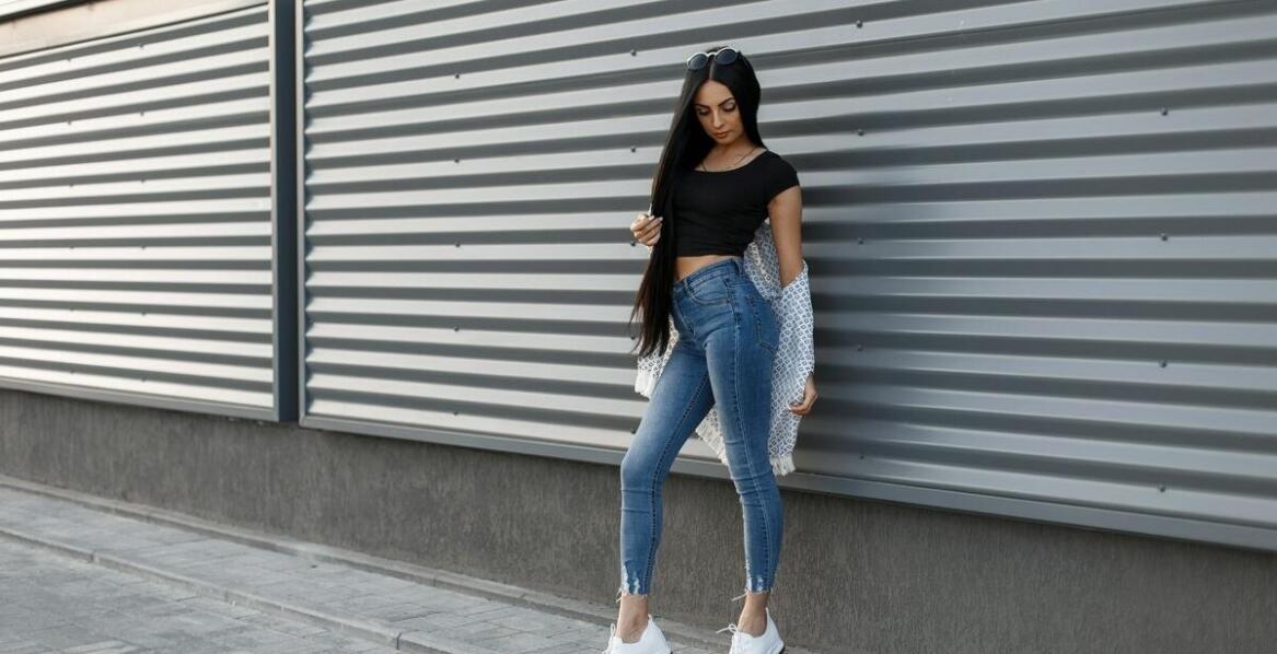 Modne połączenia dżinsu z innymi materiałami w stylizacjach Missdenim