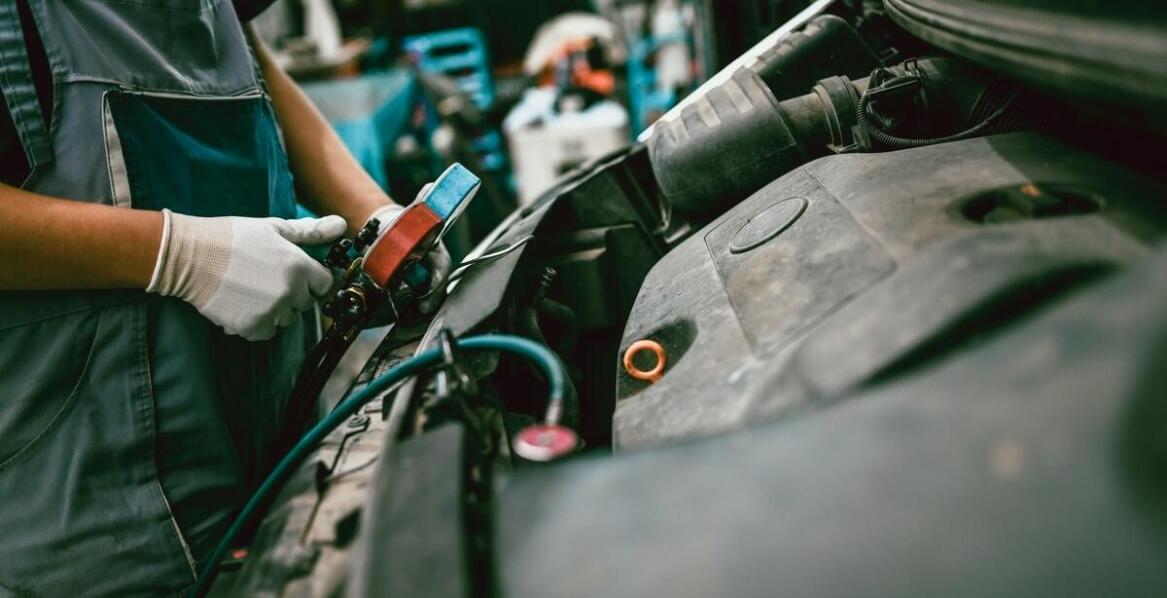 Jak wygląda proces czyszczenia chłodnicy w serwisie?