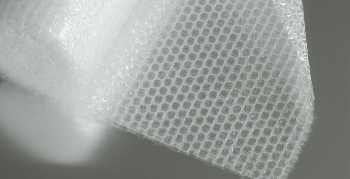 Poliwęglan komorowy jako materiał do zadaszeń – co warto wiedzieć?