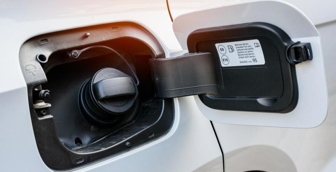 Wypożyczalnia samochodów Toruń – co powinieneś wiedzieć o polityce paliwowej?