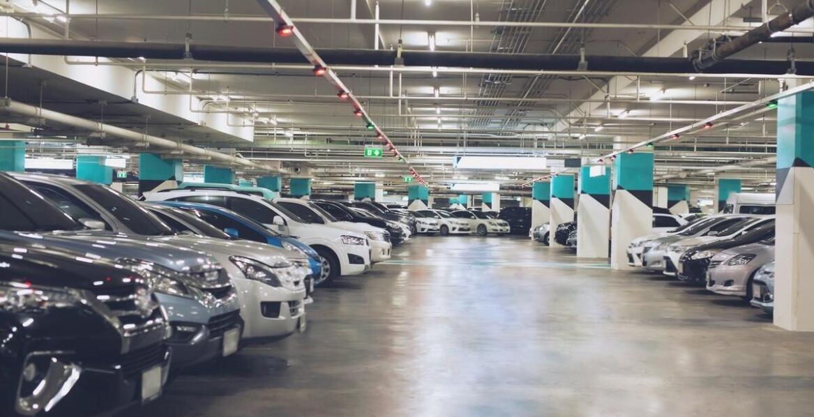 Zastosowanie technologii ANPR w zarządzaniu parkingami – korzyści dla zarządców obiektów