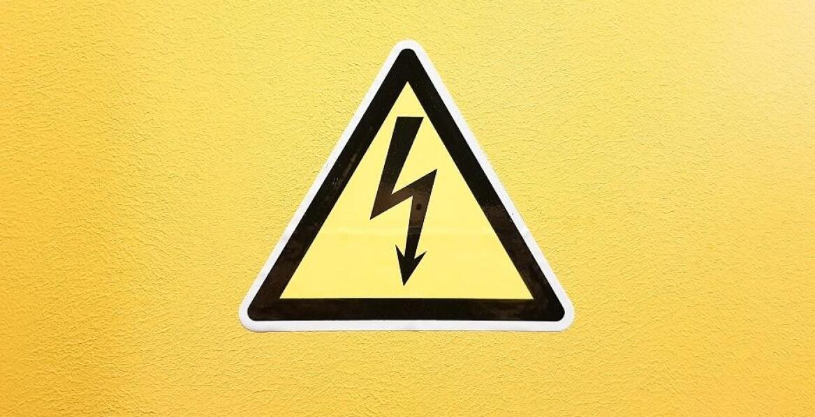 Jakie znaki elektryczne ostrzegawcze są wymagane w zakładach pracy?
