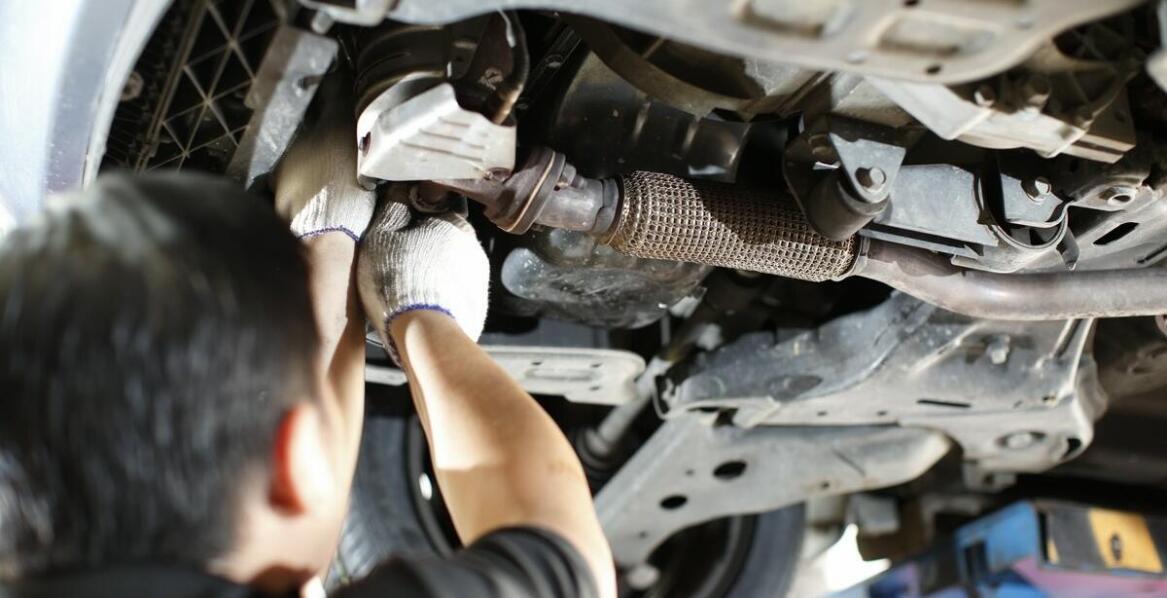 Co wpływa na cenę katalizatora do Ford Mondeo MK3 2.0 benzyna?