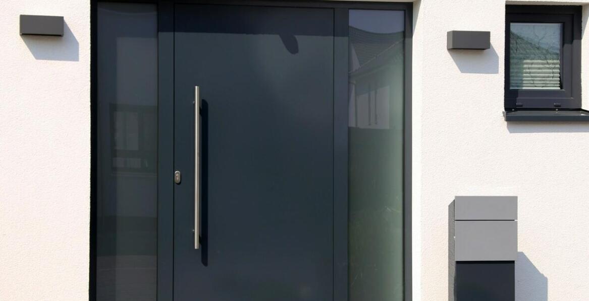 Jakie akcesoria poprawiają funkcjonalność drzwi aluminiowych?