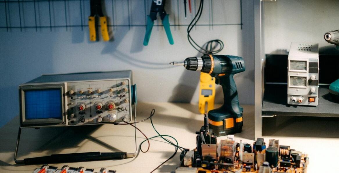 Jakie czynniki wpływają na częstotliwość kalibracji detektorów gazu?