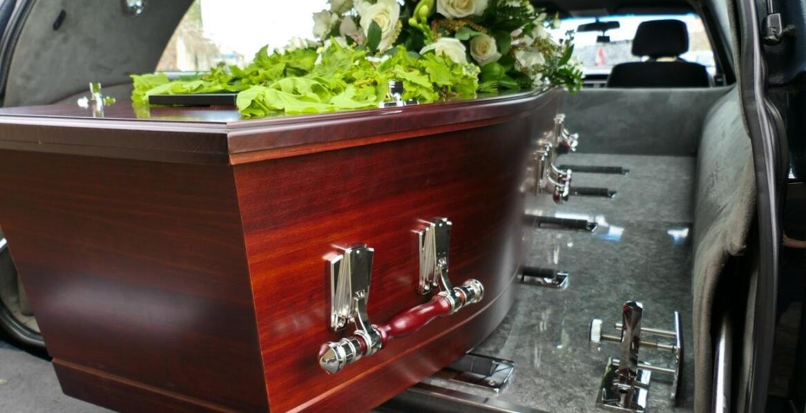 Jak zakład pogrzebowy zapewnia bezpieczeństwo podczas transportu zwłok za granicę?