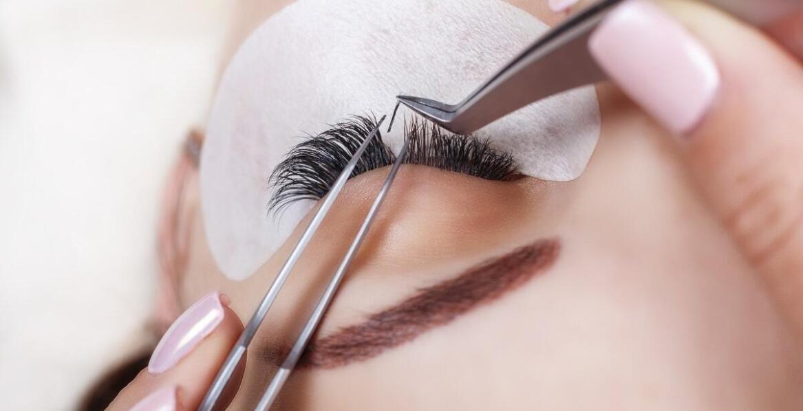 Jakie produkty są używane podczas przedłużania rzęs metodą 2D?