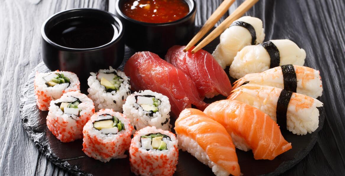 Dlaczego sushi roll to idealny wybór na przyjęcia w Pradze?