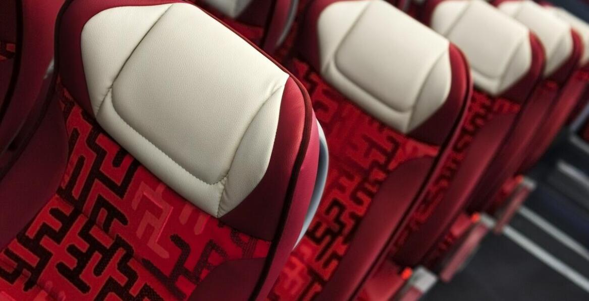 Jakie udogodnienia oferuje flota busów dla pasażerów podczas dłuższych podróży?