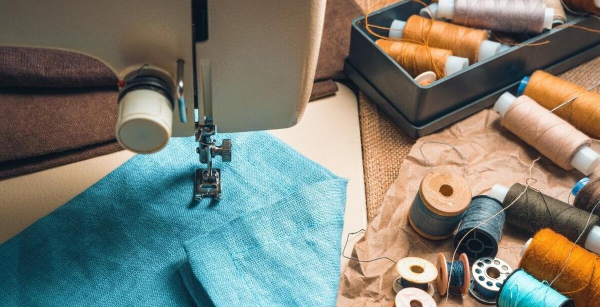 Jakie są korzyści z nauki szycia na maszynie w grupie?