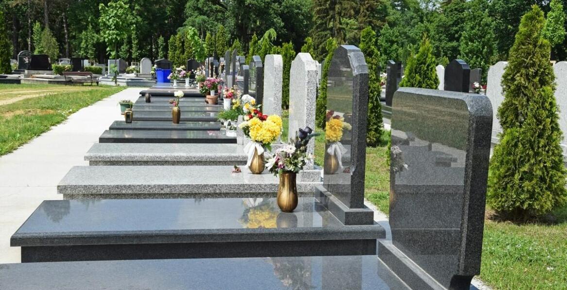 Jakie materiały najlepiej sprawdzają się w produkcji zdjęć nagrobkowych?