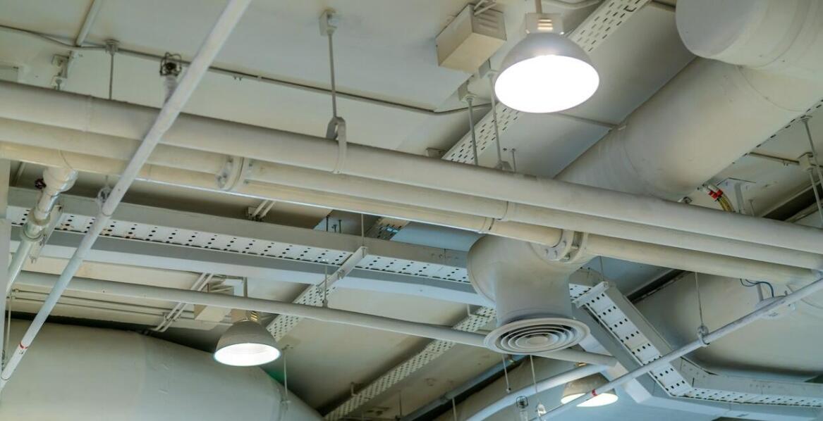 Dlaczego warto inwestować w wentylację dla obiektów używających śrutu zapalającego?