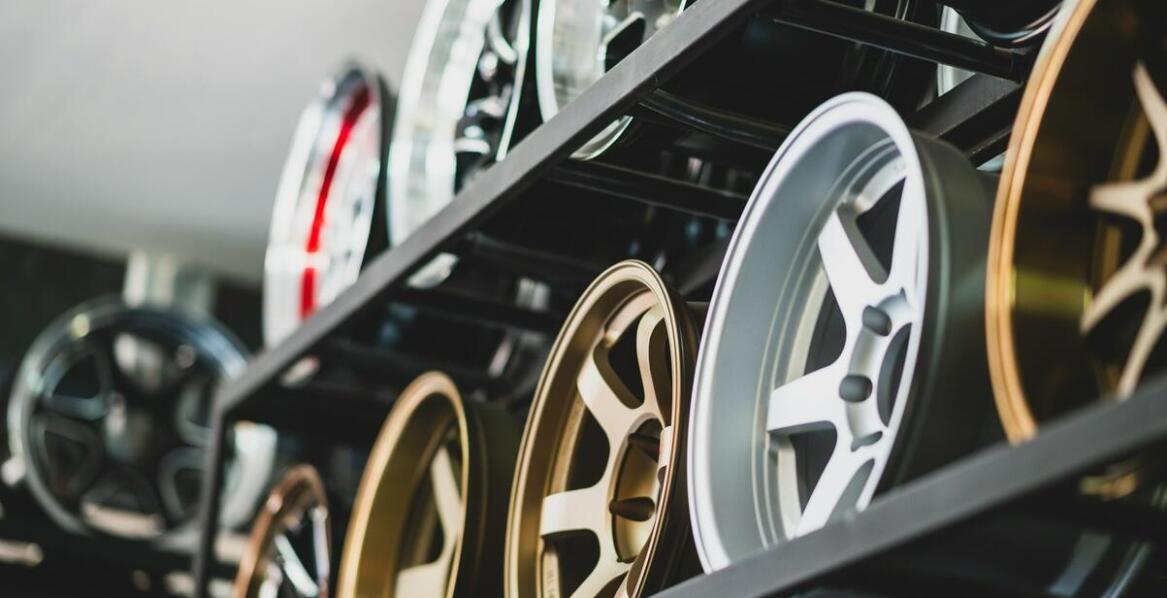 Jakie elementy wpływają na wartość kolekcjonerskich modeli samochodów 1:64?