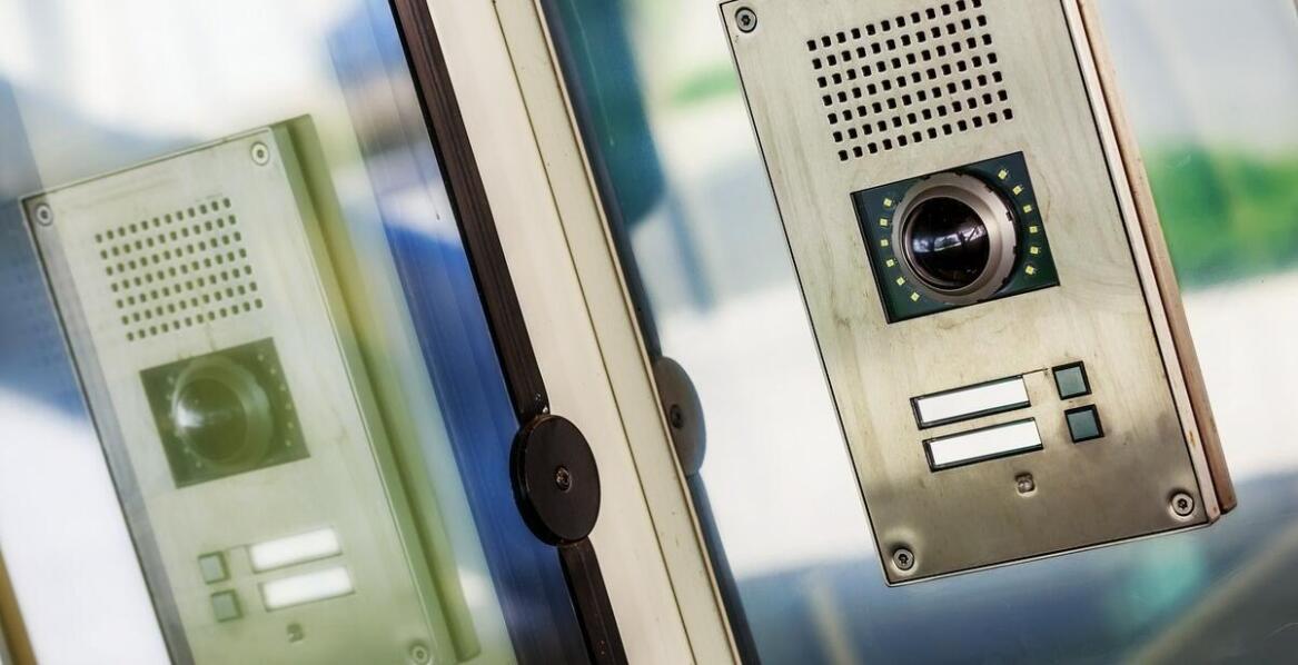 Jakie dodatkowe zabezpieczenia można zastosować w drzwiach stalowych?