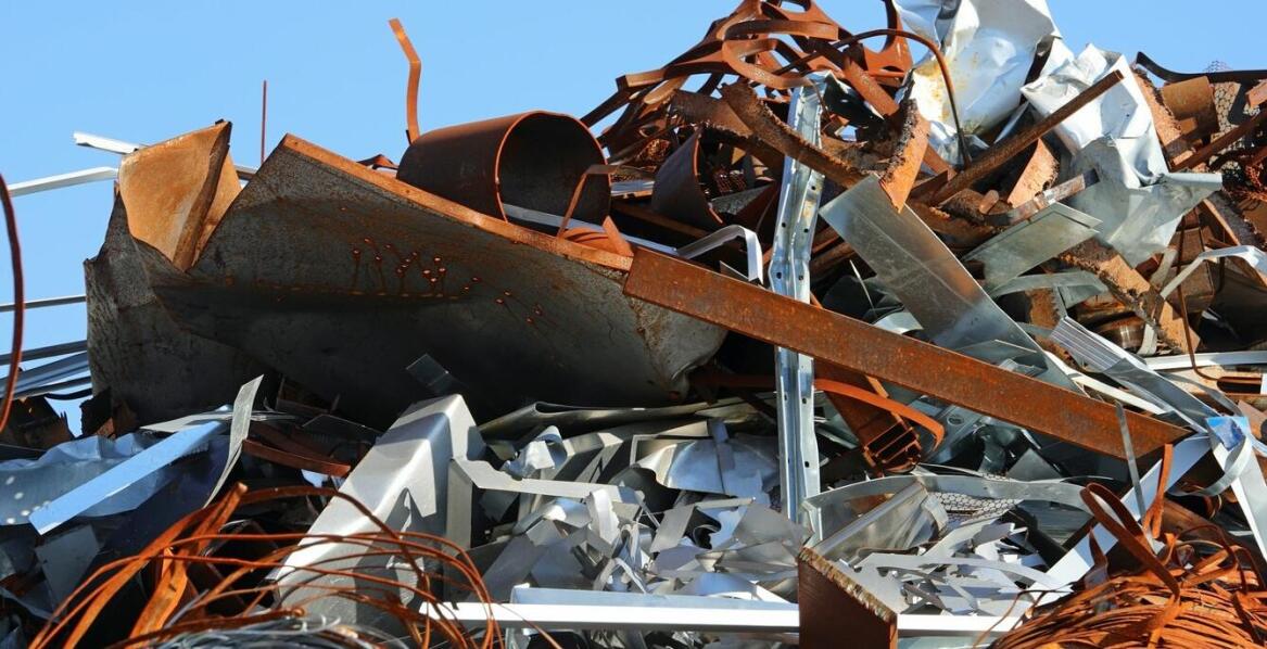 Jakie kontenery na złom oferuje firma zajmująca się odbiorem złomu?