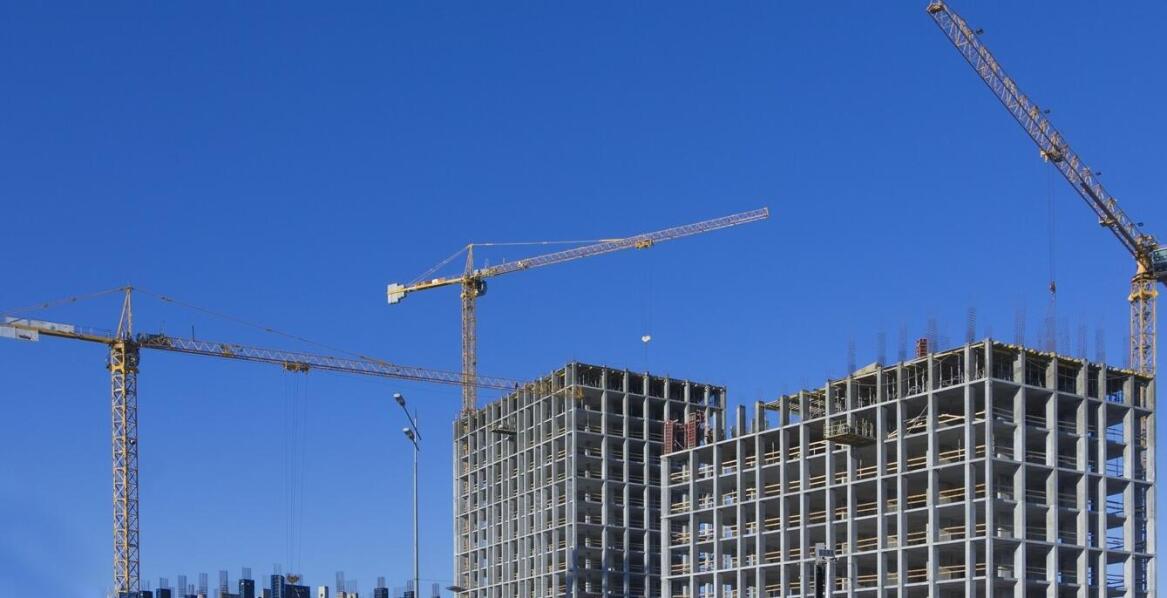 Jak dźwigi wspierają rozwój infrastruktury miejskiej?