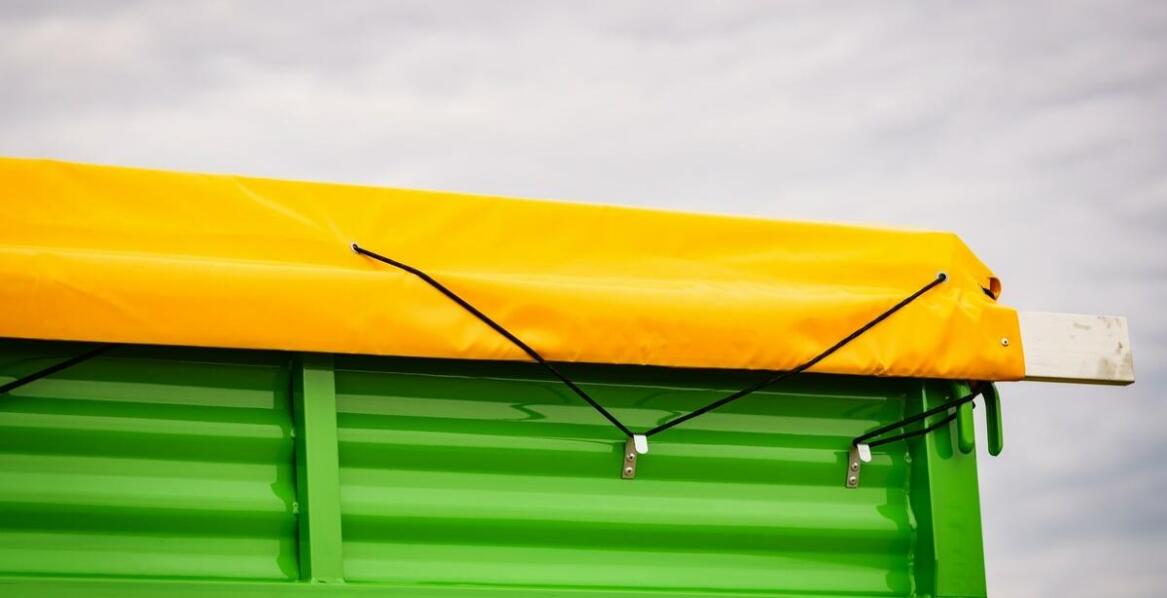 Jak zrealizować zamówienie na plandeki na naczepy dostosowane do indywidualnych potrzeb?