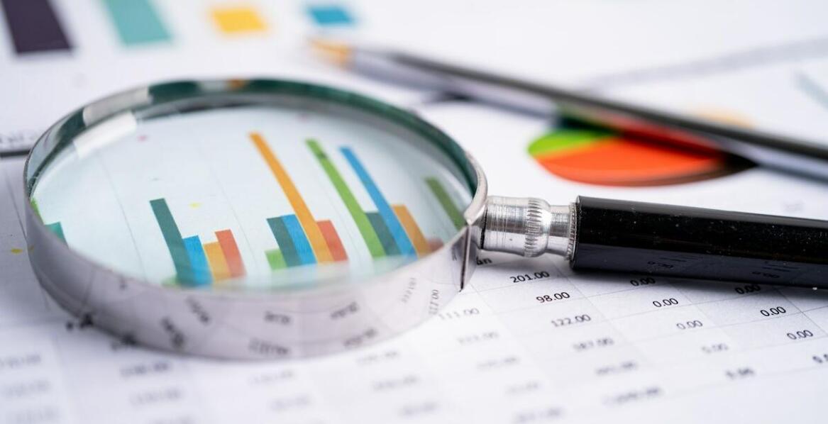 Jakie są kluczowe aspekty tłumaczenia zwykłego w kontekście dokumentacji finansowej?