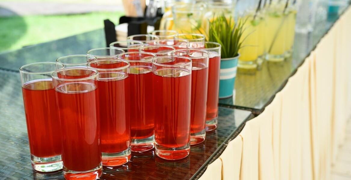 Jakie napoje najlepiej komponują się z polskim jedzeniem dostarczanym przez catering?