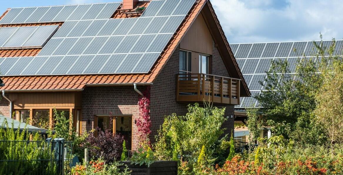Jakie są zalety i wady różnych typów instalacji solarnych?
