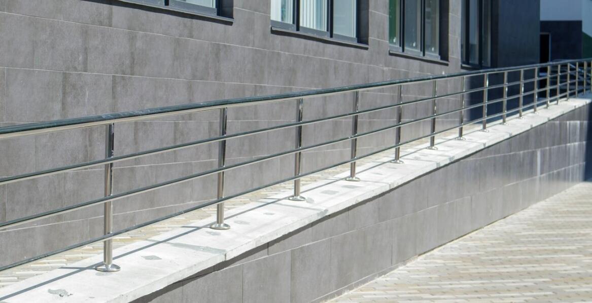 Balustrady ze stali nierdzewnej w przestrzeni biurowej – estetyka i profesjonalizm