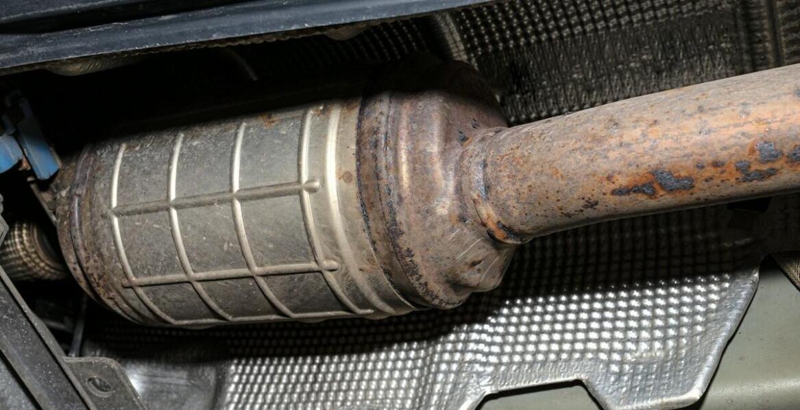 Jakie elementy układu wydechowego współpracują z katalizatorem w Laguna 2 1.8 16V?