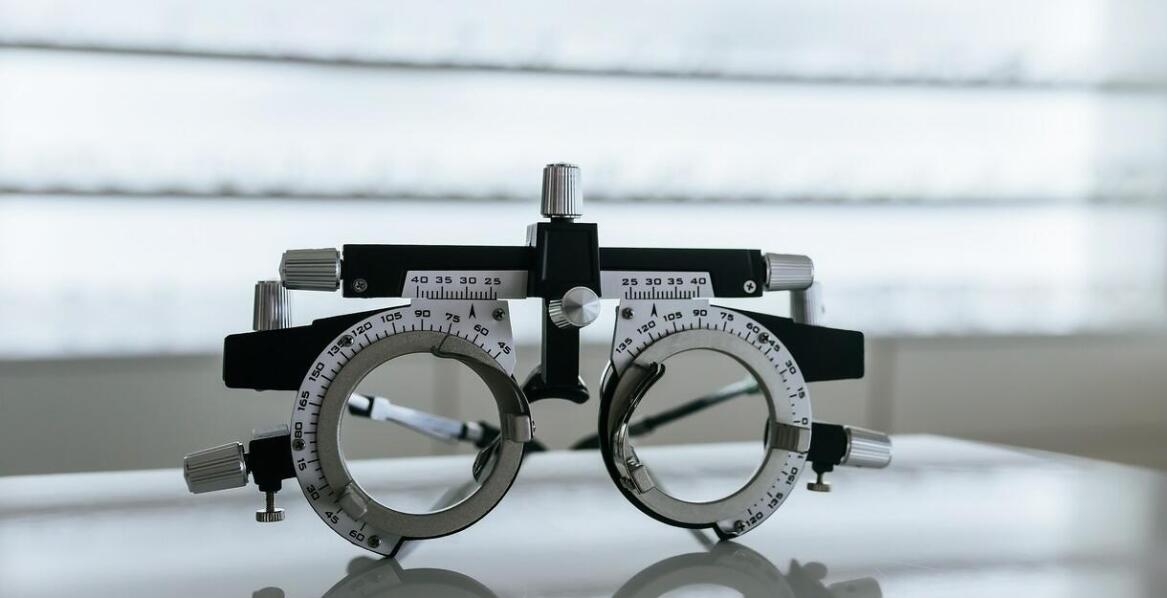 Jakie objawy mogą wskazywać na potrzebę wizyty u optyka?