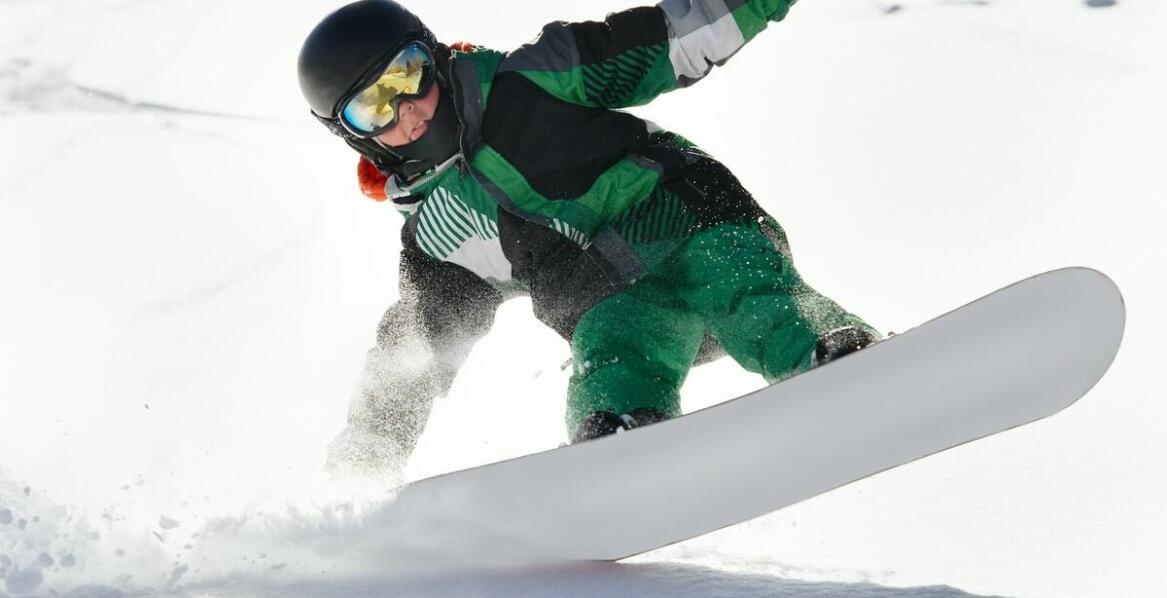 Jakie deski snowboardowe sprawdzą się na stoku w różnych warunkach?