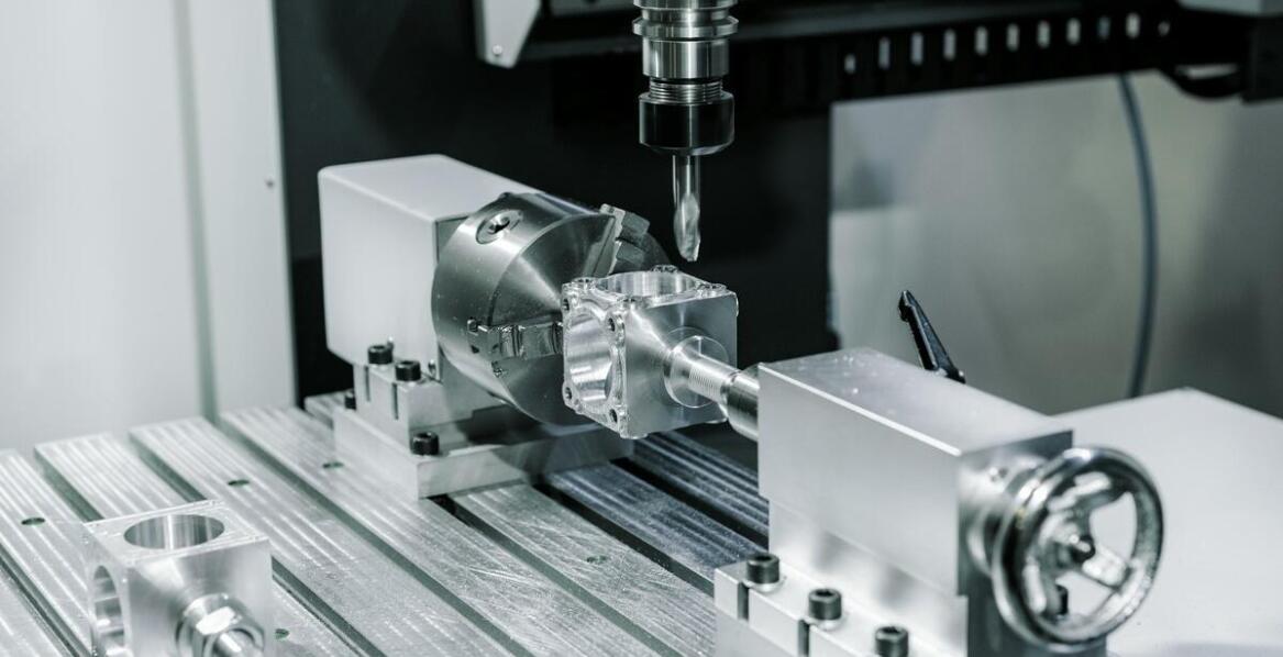 Wpływ nowoczesnych maszyn CNC na procesy produkcyjne po modernizacji