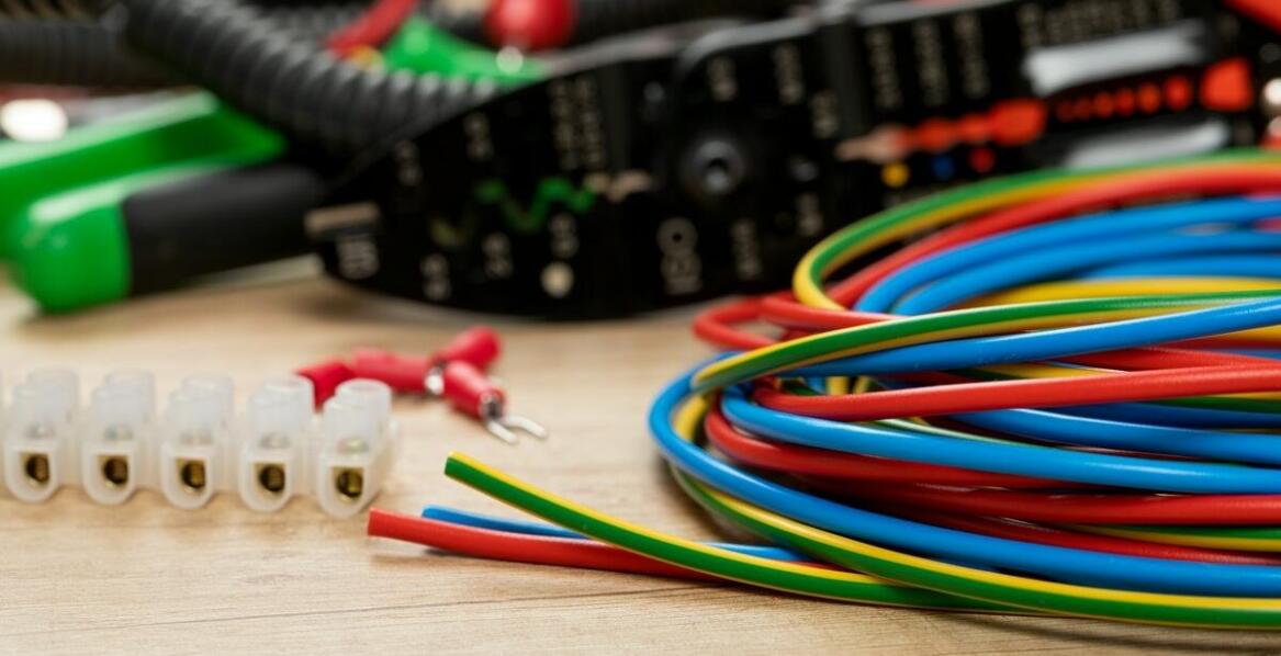 Wybór odpowiednich materiałów w produkcji wiązek elektrycznych dla branży IT