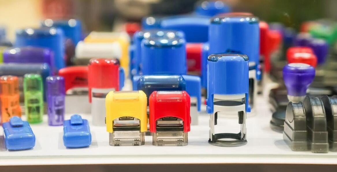 Przykłady zastosowania tuszu do pieczątek niezmywalnego w różnych branżach