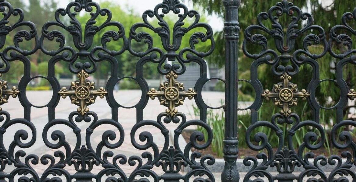 Kluczowe zalety odlewów żeliwnych na zamówienie w przemyśle budowlanym