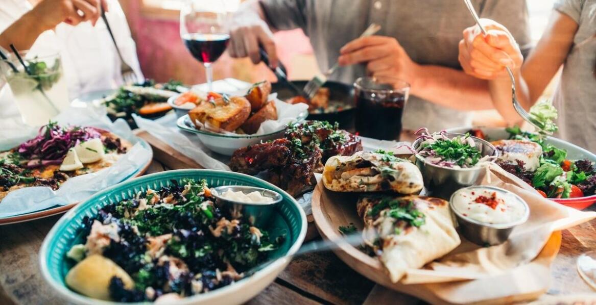 Dlaczego warto zamówić kebab z lokalnymi składnikami?