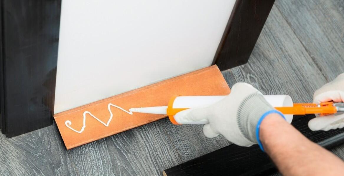 Dlaczego warto zainwestować w regularną konserwację drzwi wejściowych?